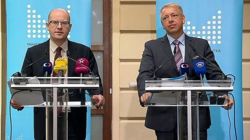 Pošta by měla zůstat v rukou státu, shodli se Chovanec se Sobotkou