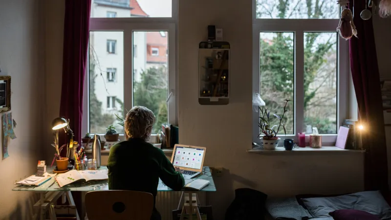 Školačka studuje z domova v Halle/Saale ve východním Německu 5. ledna 2021. V polovině prosince musely být v Německu uzavřeny školy a obchody, které nejsou nezbytně nutné, a v lednu se v souvislosti s obavami z nových variant viru zpřísnila pravidla pro nošení roušek a práci z domova