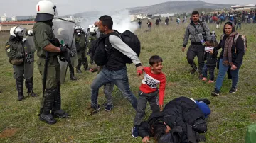 Migranti se střetli s policií u uprchlického tábora Diavata poblíž Soluně