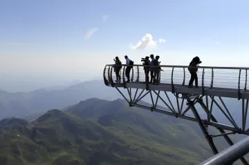 Mikroplasty se valí po planetě atmosférickými dálnicemi, popsala studie z Francie