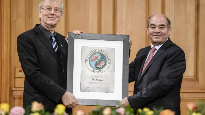 Radží Surání (vpravo) přebírá alternativní Nobelovu cenu