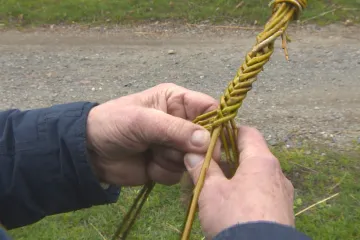 Pomlázky plete Jiří Osoba přes sedmdesát let. Svůj um předvede i ve skanzenu Veselý Kopec