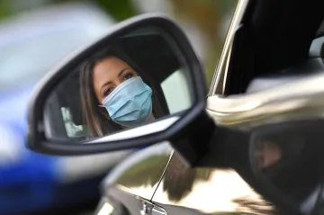 Průzkum pro ČT: Většina Čechů si myslí, že lidé opatření proti koronaviru dodržují