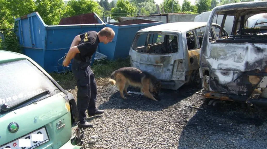 Zlínští policisté vyšetřují požár čtyř aut taxislužby