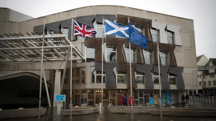 Holyrood s britskou, skotskou a unijní vlajkou
