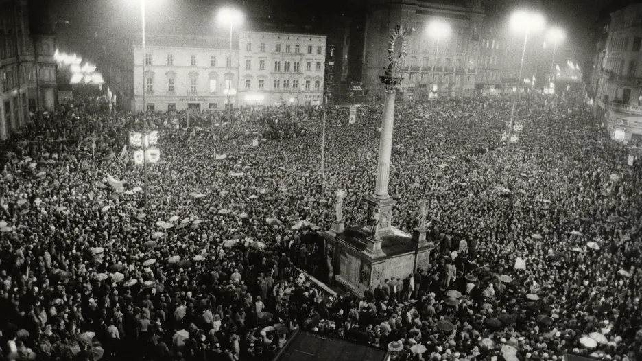 Náměstí Svobody v listopadu 1989 zaplnily tisíce lidí