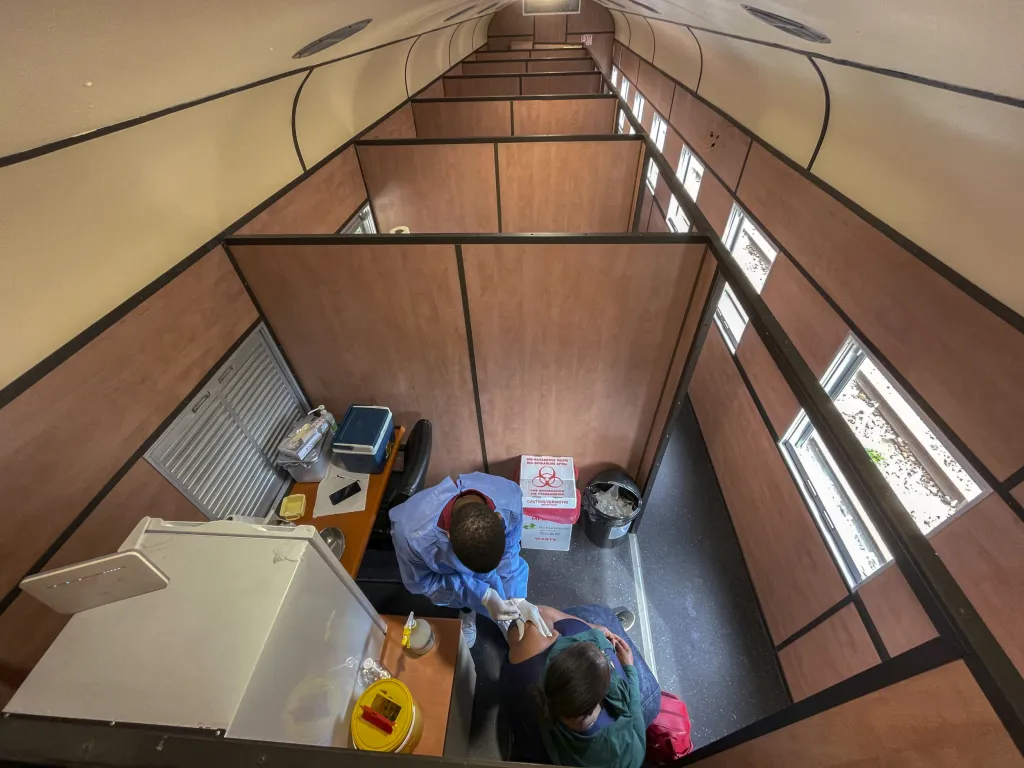 Jihoafrickou republikou projíždí očkovací vlak