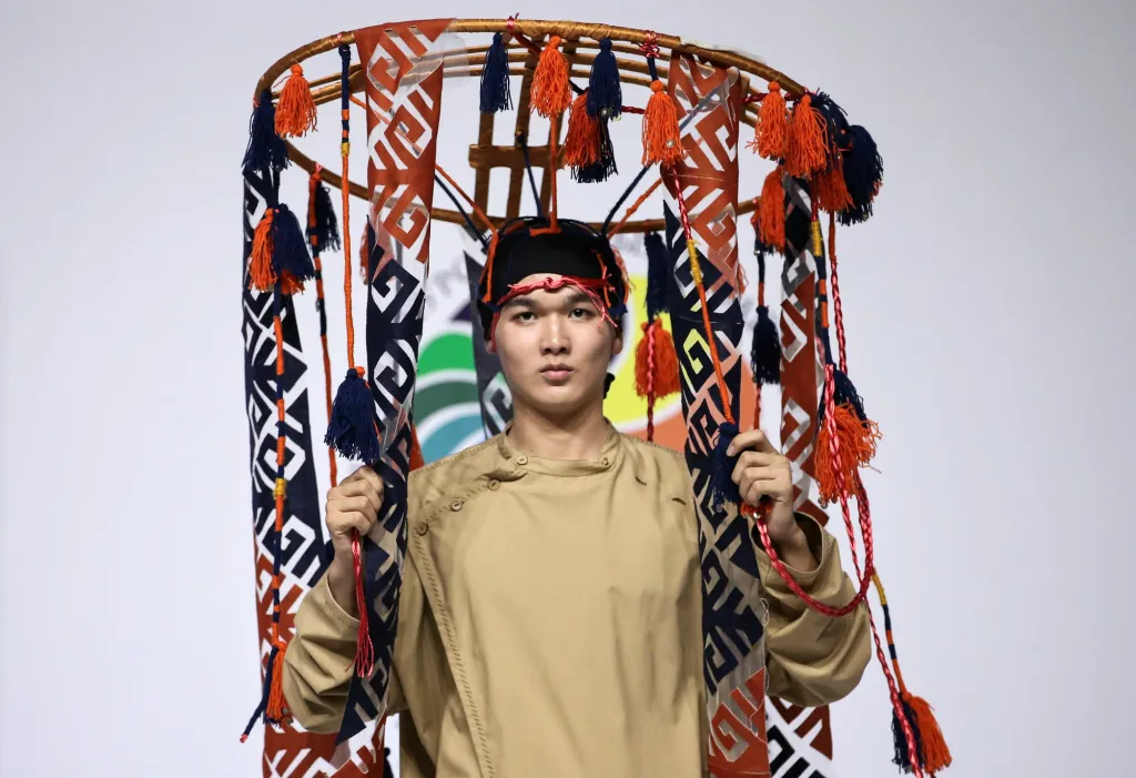 Model předvádí moderní obměnu tradičního oblečení Kazachů