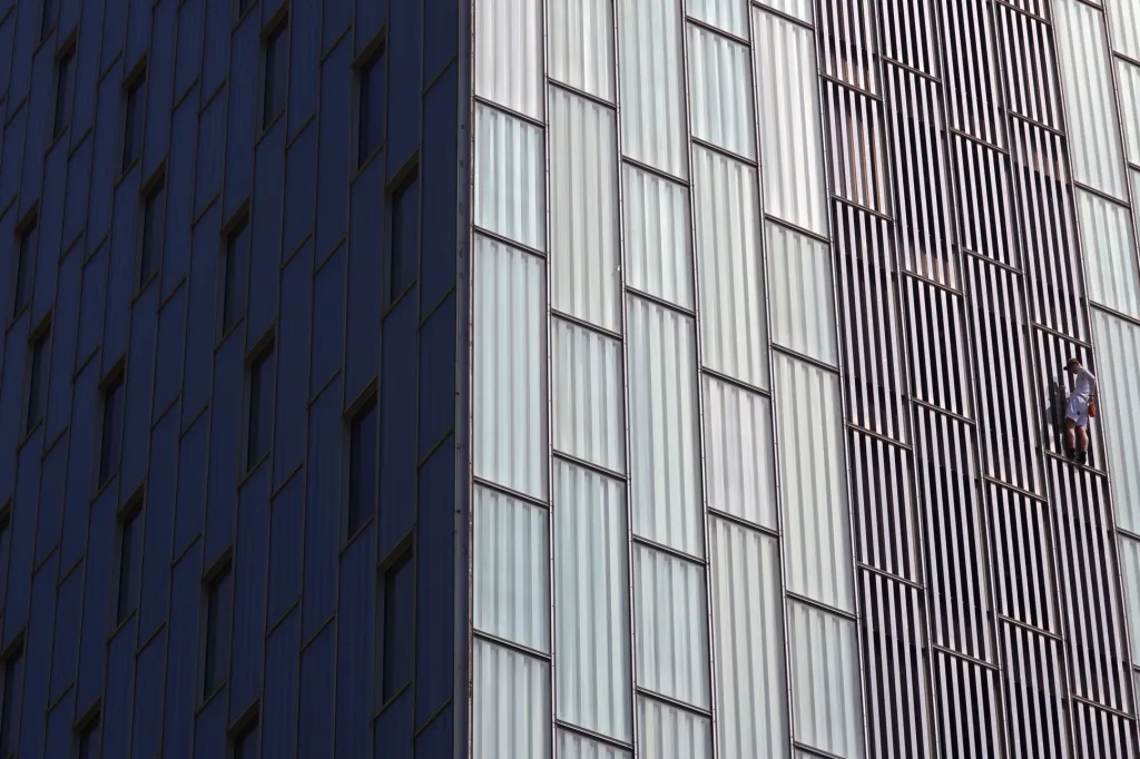 George King je horolezec, kterému se bez jištění podařilo zdolat 116 metrů vysokou budovu hotelu Melia Barcelona Sky v Barceloně ve Španělsku