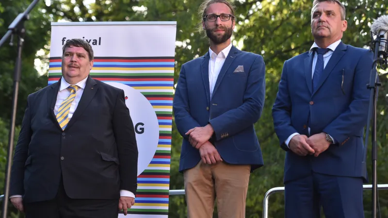 Předák sudetských Němců Bernd Posselt (vlevo), Jaroslav Ostrčilík a primátor Brna Petr Vokřál (vpravo) zdraví účastníky Poutě smíření 2. června 2018 v cíli na Mendlově náměstí