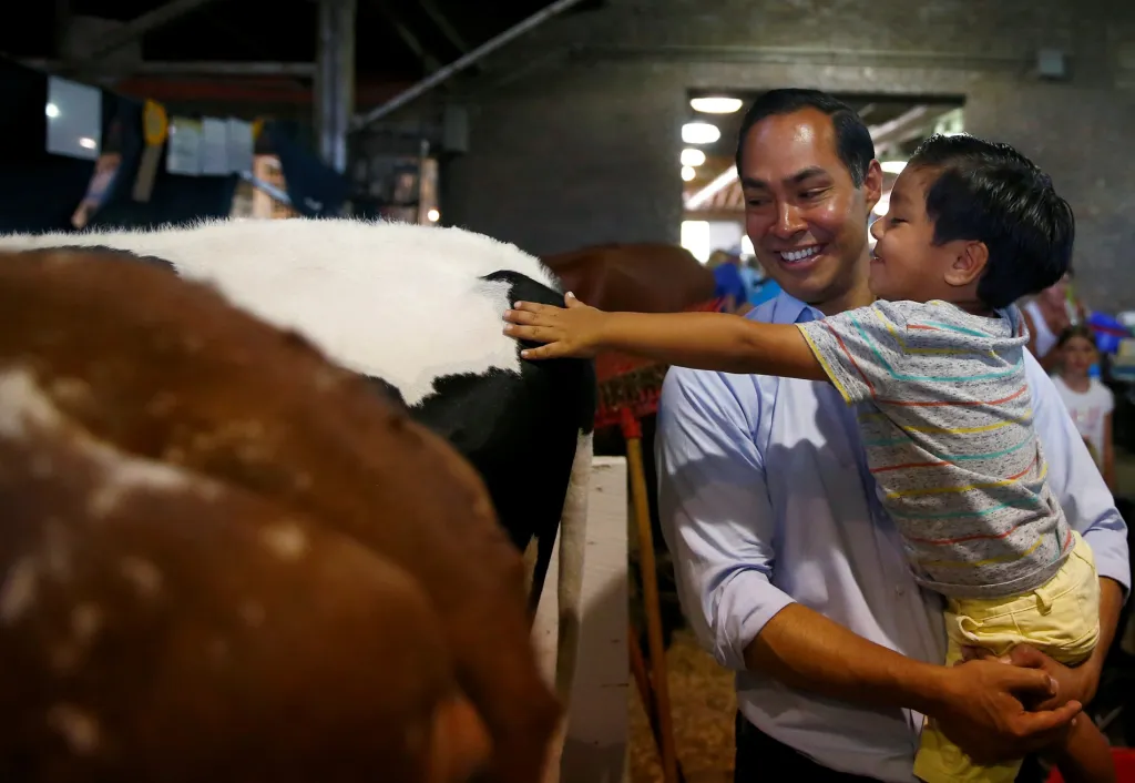 Julian Castro vzal svého syna Cristiána na prohlídku stájí