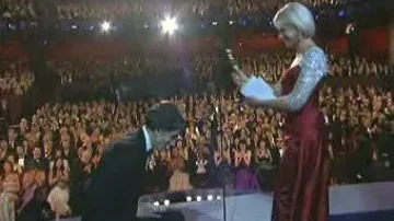 Daniel Day-Lewis a Helen Mirren při předávání Oscarů