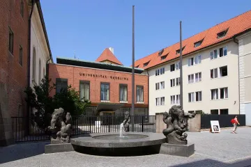 Univerzita Karlova bude víc spolupracovat s Českou televizí. Zaměří se zejména na vědu