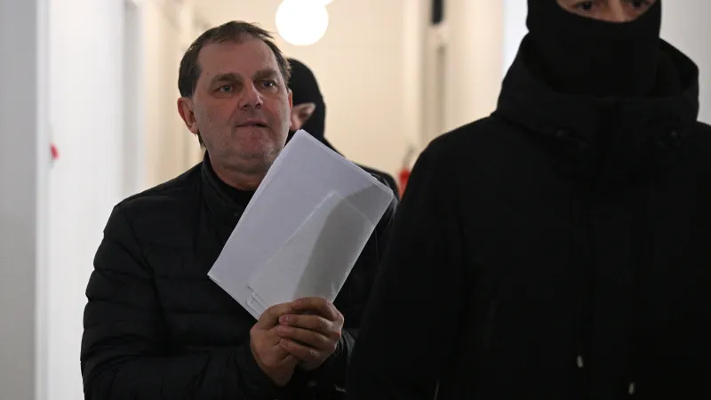 Eskorta přivádí tenisového funkcionáře Vojtěcha Flégla k soudu
