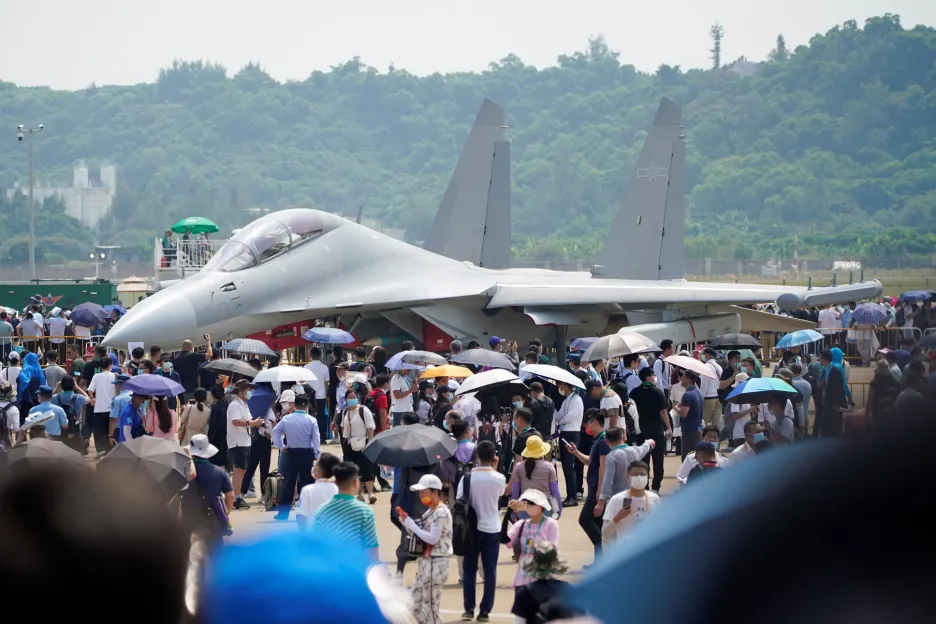 Návštěvníci si prohlížejí modernizovanou stíhačku J-16D