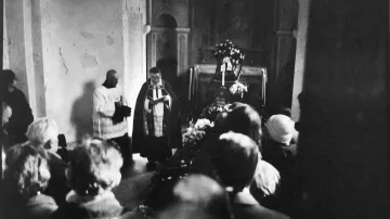 Kněz nad rakví Jana Patočky zahajuje pohřební obřad.