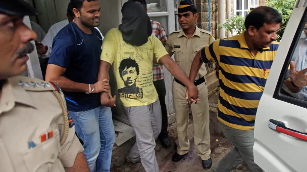 Indická policie eskortuje muže obviněného ze znásilnění reportérky