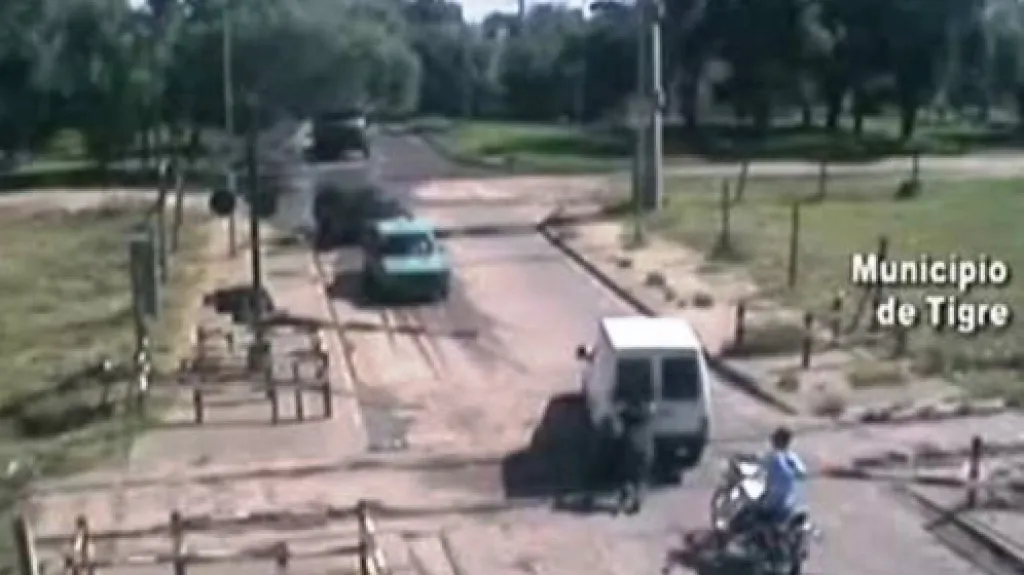 Muž tlačí z přejezdu auto