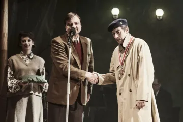 „Lidé jsou schopni všeho, záleží na rozhodnutí.“ Politický vězeň Pravomil se mstí prokurátorovi Vašovi i na divadle