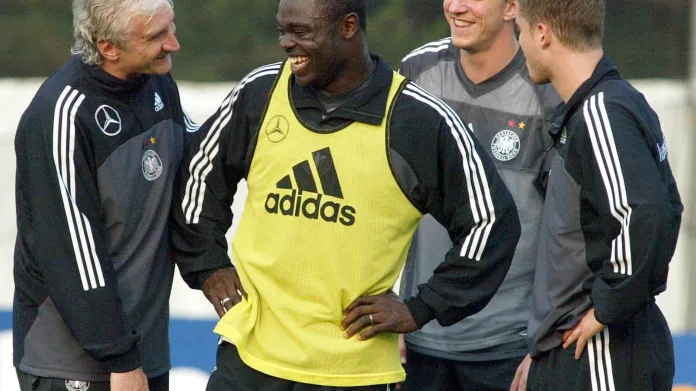 Gerald Asamoah na tréninku německého týmu na MS 2002