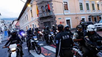 Policejní hlídka na motocyklech v historickém centru Quita