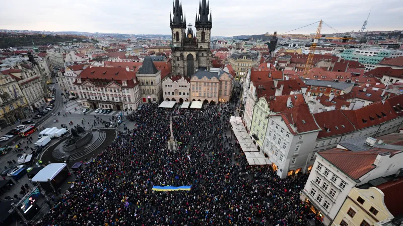 Demonstrace spolku Milion chvilek pro demokracii proti vzniku vlády ANO, SPD a Motoristů nazvaná Česko není na prodej, Staroměstské náměstí, Praha.
