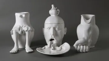 Eva Švankmajerová, Sedící džbán / Konec talíře (terina) / Pracující džbán, 1986 (z výstavy Běda obrazu, DOX)