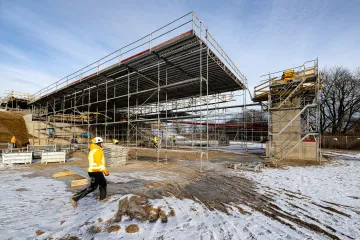 V Pardubicích začali vysouvat most přes Labe. Bude nejdelším lanovým mostem v Česku