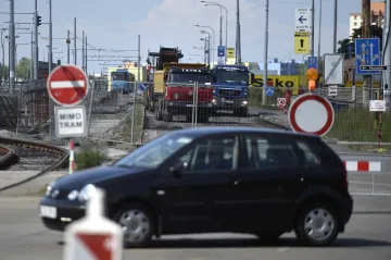 Řidiči stojí v kolonách na jihu Ostravy i čtvrt hodiny. Situace se o víkendu ještě zhorší