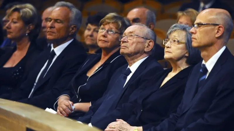 Nejbližší pozůstalí v Dvořákově síni pražského Rudolfina, kde se 14. července uskutečnilo poslední rozloučení s houslovým virtuosem Josefem Sukem.