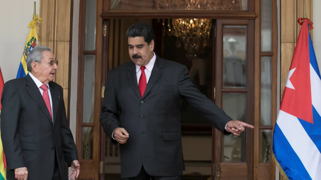 Kubánský exprezident Raúl Castro s Nicolásem Madurem (5. března 2018)