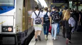 Cestující na hlavním nádraží v Hannoveru o posledním víkendu s devítieurovou jízdenkou