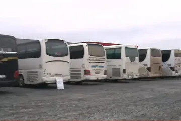 Stovky autobusových dopravců protestují proti vládě. Stěžují si na nízkou podporu