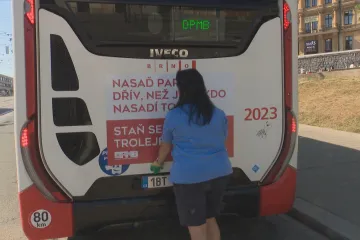 Brněnský dopravní podnik shání nové řidiče. Slibem „cinkání na holky“ na sebe ale přivolal kritiku