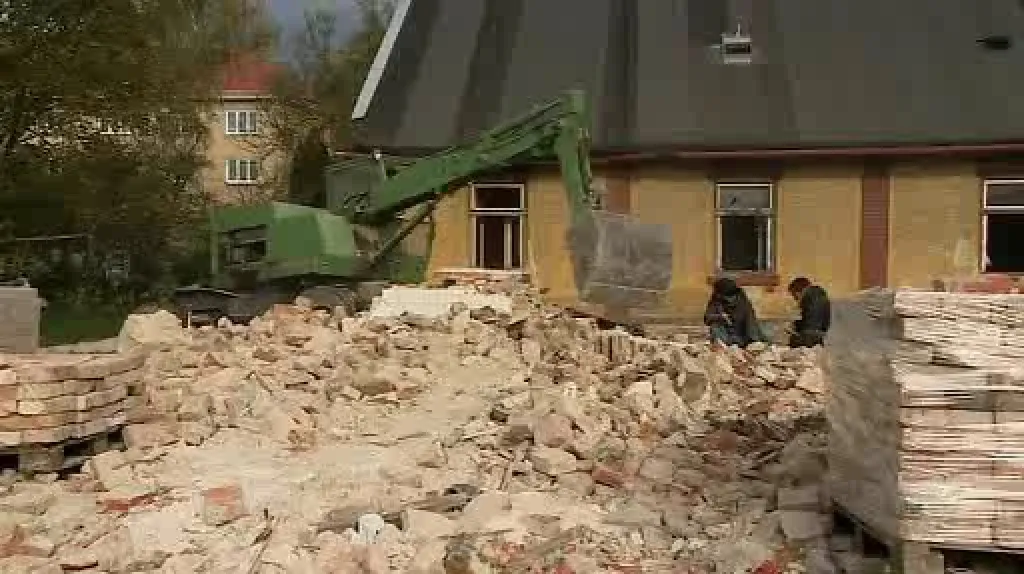 Bourání kolonie ve Školní ulici v Holešově