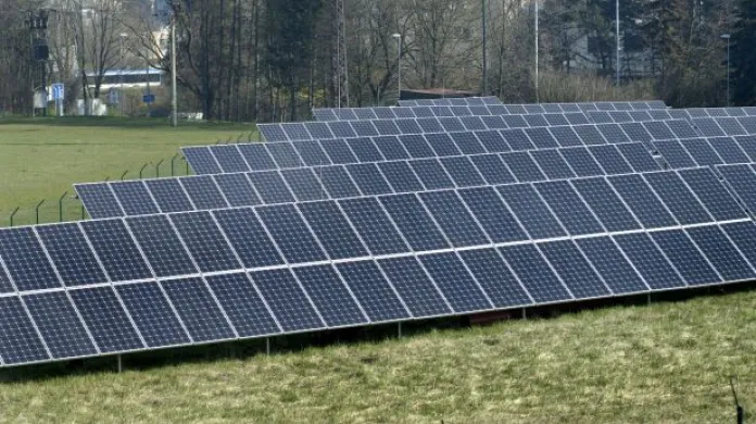 Brusel prověřuje podporu solárů v Česku
