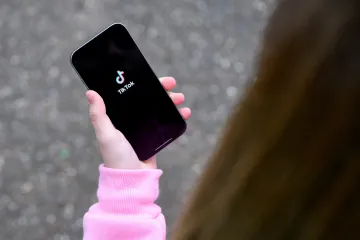 TikTok porušuje pravidla pro ochranu dětí na internetu, uvedla Evropská komise