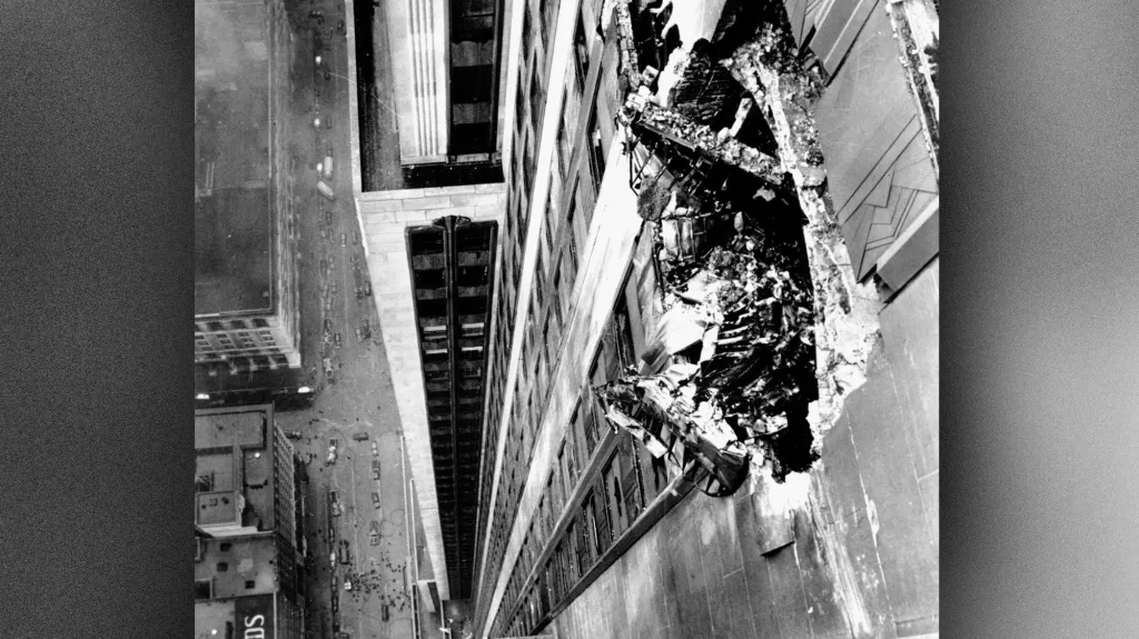 Trosky bombardéru B-25 čnějící z mrakodrapu Empire State Building