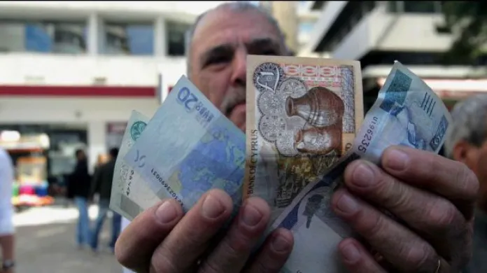 Kypr potřebuje další peníze. Jak rozhodne euroskupina?