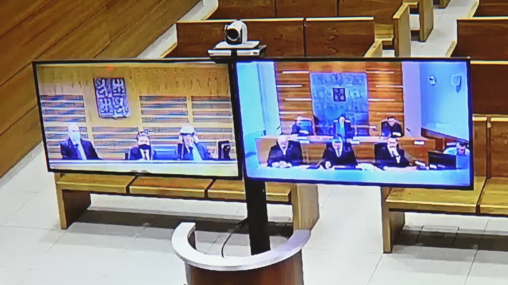 V době covidových lockdownů se konala některá soudní jednání prostřednictvím videokonference