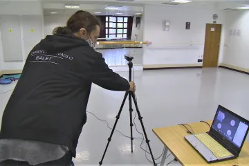 Severočeské divadlo zkouší on-line. Místo baletní tyče poslouží skříň