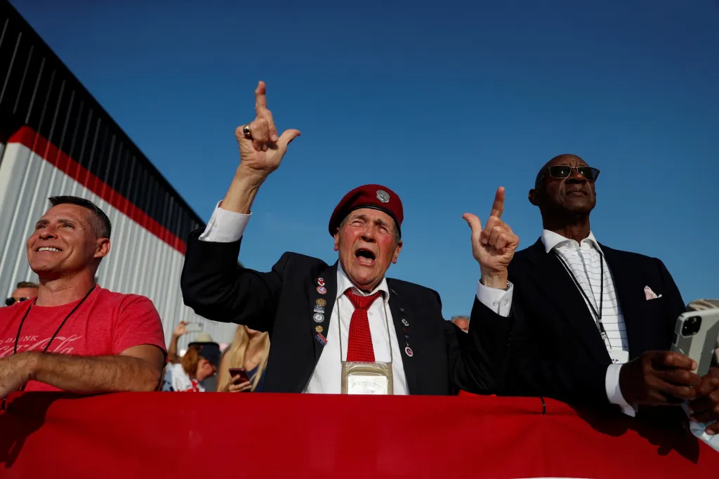 Jeden z vojenských veteránů reaguje na projev amerického prezidenta Donalda Trumpa během jeho předvolební kampaně ve městě Dayton v Ohiu