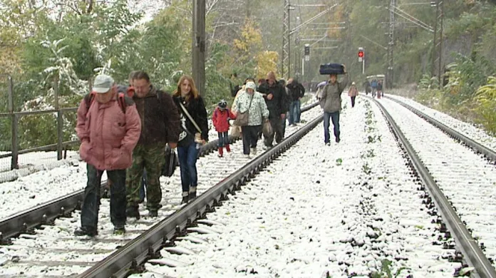 Sníh zastavil i dopravu na železnici