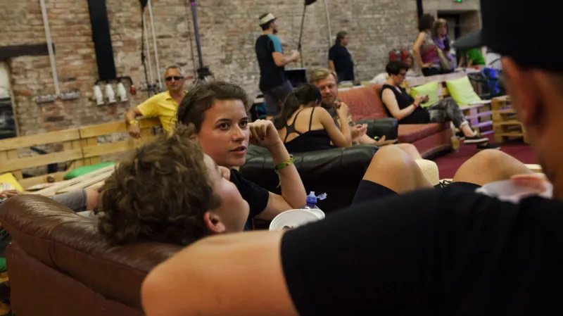 Diváci na diskusní scéně Voices of Freedom během festivalu Colours of Ostrava 2017