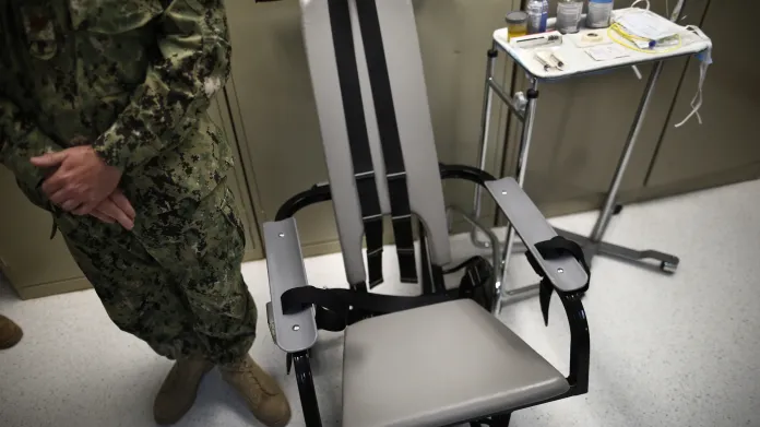 Křeslo sloužící k násilnému nucení potravy v Guantánamu