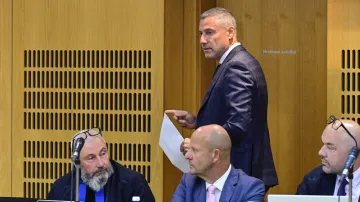 Na snímku jsou obžalovaní Petr Hlubuček (sedící uprostřed) a Michal Redl (vzadu), vlevo Hlubučkův obhájce Lukáš Trojan