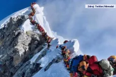 Deset úmrtí za týden. Na vrchol Everestu míří davy horolezců, fronty vedou k absolutnímu vyčerpání
