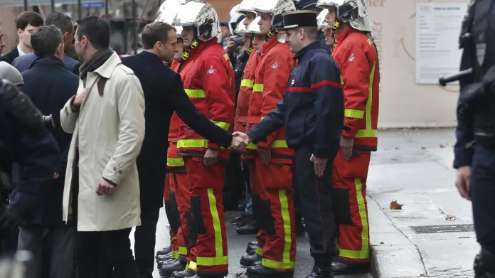 Prezident Macron se v neděli setkal také s hasiči.