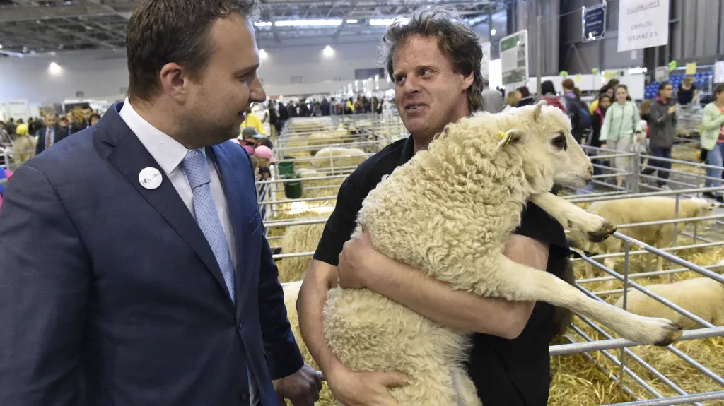 Marian Jurečka s chovatelem ovcí na výstavě hospodářských zvířat v Brně