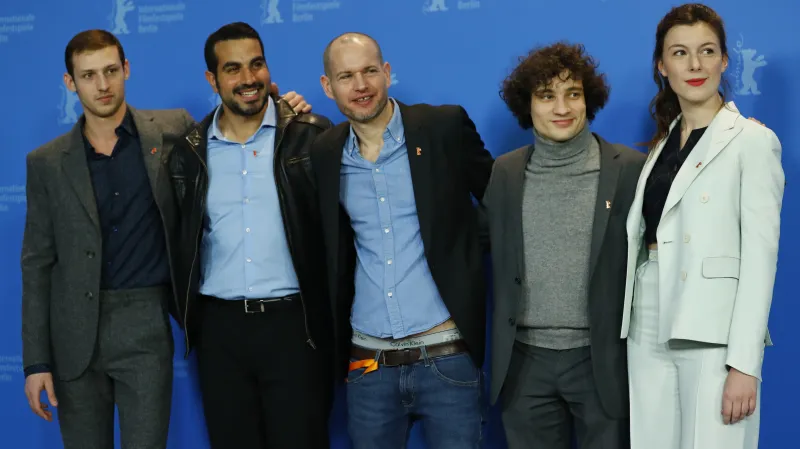 Režisér a scenárista filmu Synonyma Nadav Lapid s herci Jonathanem Boudinem, Quentinem Dolmairem, Tomem Mercierem a Louise Chevillotteovou